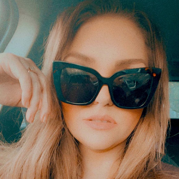 Meet your Posher, Jen!🌟 - Picture 11 of 15